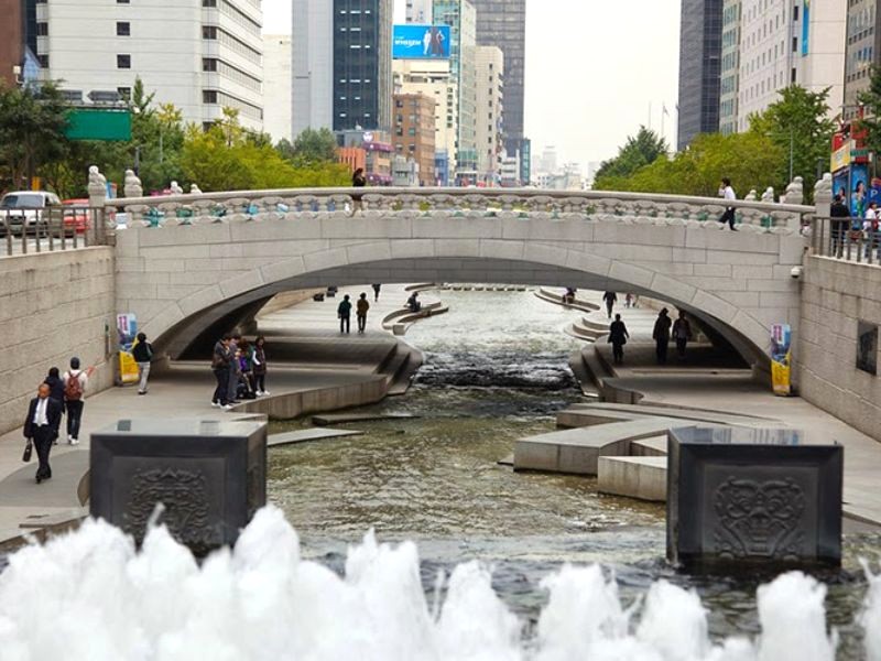 Cầu Gwangjong bắc ngang suối Cheonggyecheon (Ảnh: Golden Smile Travel)