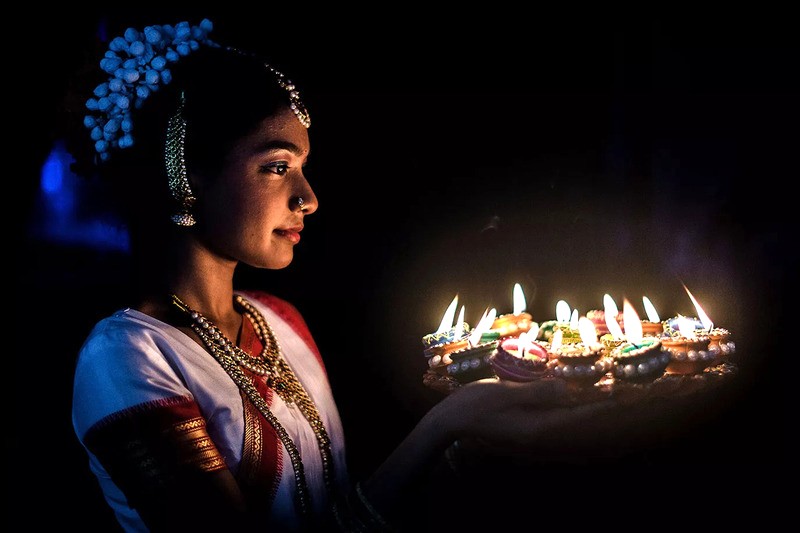 Diwali, lễ hội ánh sáng lớn nhất của người Hindu, nay đã trở thành lễ hội quốc gia được mọi người yêu thích, không phân biệt tôn giáo.  (191 kí tự)