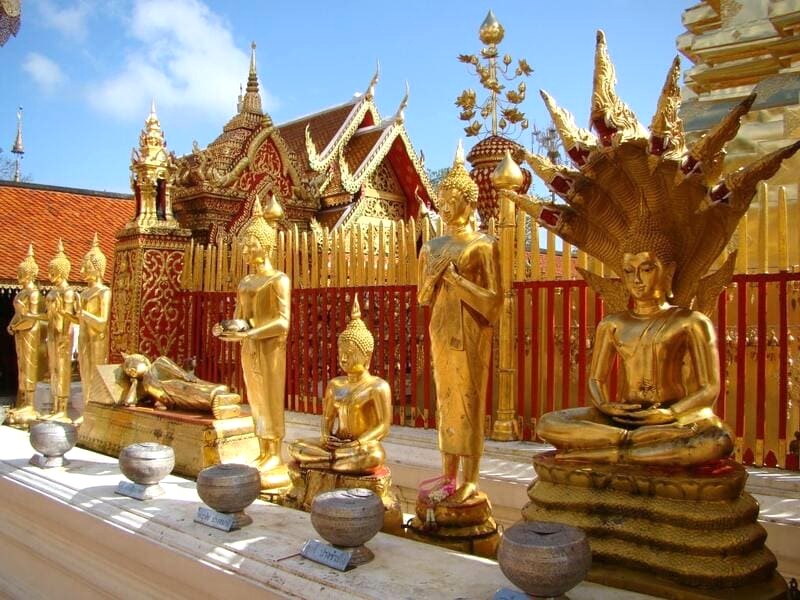 Chùa Wat Phrathat Doi Suthep thu hút du khách bởi những tượng Phật dát vàng lộng lẫy.