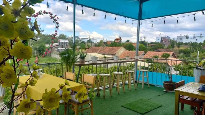 B.A Homestay: Sân thượng rộng, ghế thư giãn.