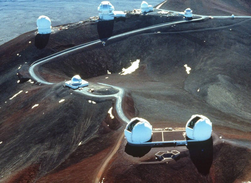 Nằm trên đỉnh Mauna Kea, Hawaii, là một quần thể đài thiên văn ấn tượng. Từ dưới lên, có Đài quan sát Keck, Cơ sở Kính viễn vọng Hồng ngoại NASA, Kính viễn vọng Canada-Pháp-Hawaii, Kính viễn vọng Gemini North, Kính viễn vọng 2,2 mét của Đại học Hawaii và Kính viễn vọng Hồng ngoại Vương quốc Anh.