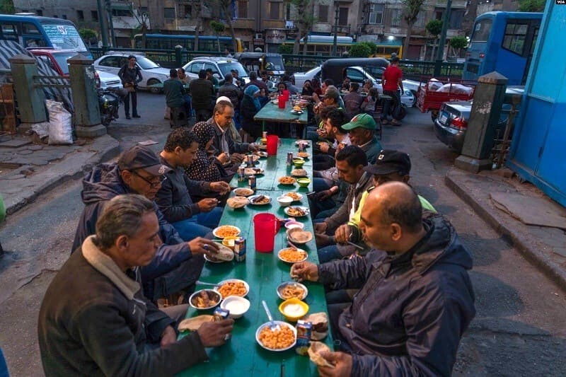 Người Hồi giáo tổ chức từ thiện thường xuyên trong suốt tháng Ramadan.