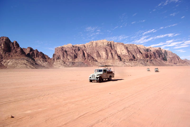 Khám phá Wadi Rum tuyệt vời nhất bằng xe jeep.