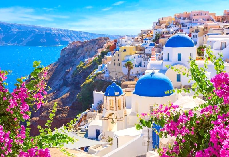 Santorini rực rỡ sắc xuân hè.