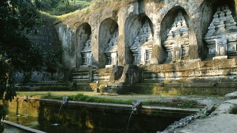 Pura Gunung Kawi, ngôi đền Hindu giáo linh thiêng, tọa lạc gần sông Pakistan tại Tampark Siring.