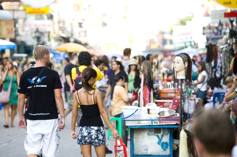 Banglamphu là nơi giao thoa của những con đường rợp bóng cây, cửa hàng đồ cổ, chợ nhộn nhịp và chùa vàng.