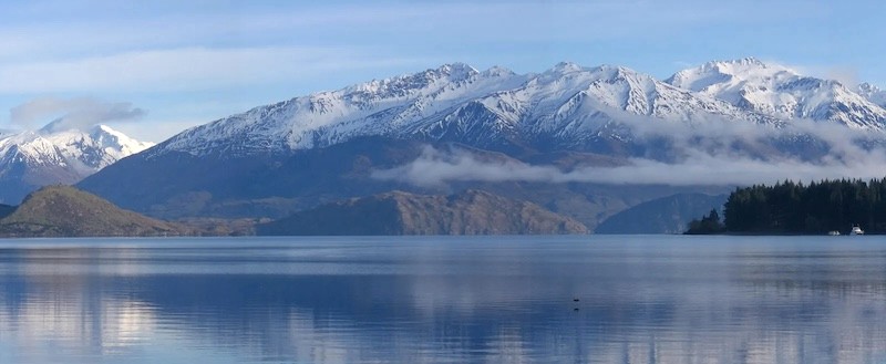 Hồ Wanaka: Nơi lý tưởng cho những chuyến du ngoạn thuyền, ngắm cảnh đẹp hai bên bờ.