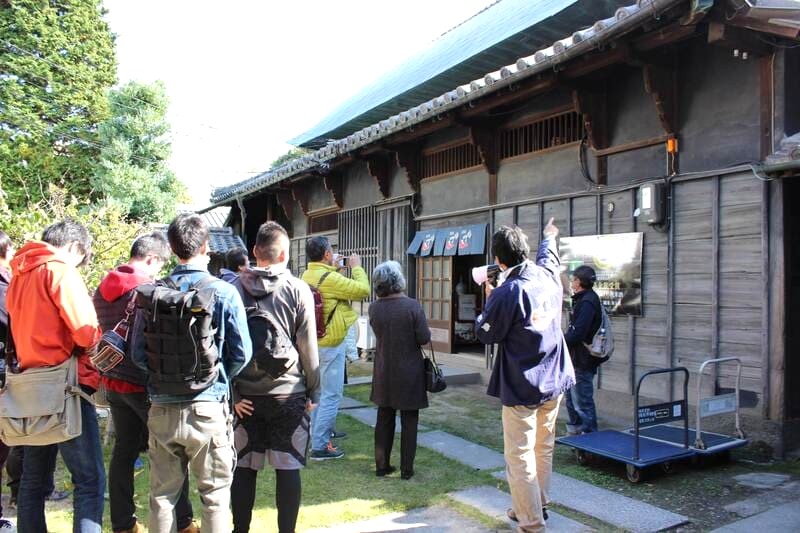 Nhà máy rượu Sake Honke Matsuura ở Tokushima nổi tiếng với rượu sake Narutotai và sudachi-shu, được làm từ sudachi.