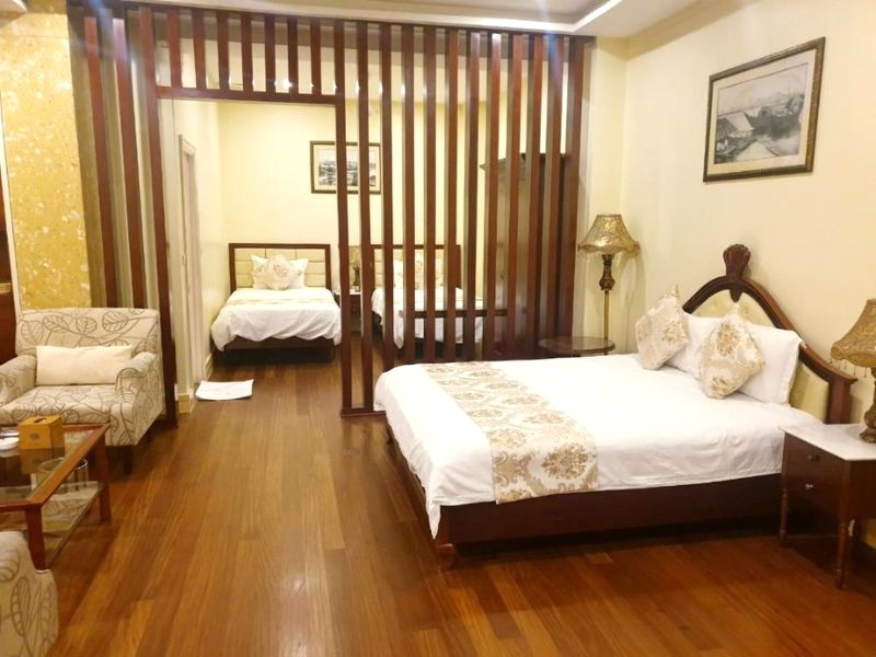 Phòng nghỉ sang trọng, tiện nghi đầy đủ, mang đến sự thoải mái tuyệt đối. (Ảnh: Booking)