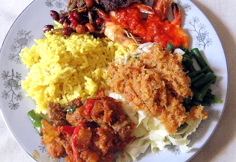 Gạo Nasi Kuning vàng óng, hấp dẫn.