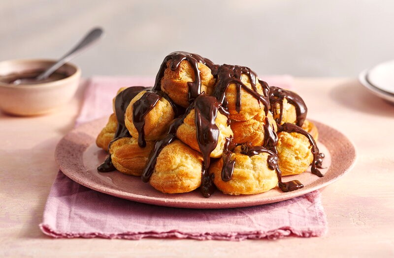 Bánh profiterole là bánh su kem, phủ sô cô la.