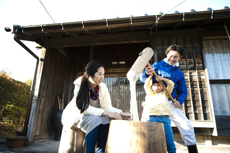 Gia đình sum họp giã mochi đón Tết Nhật.