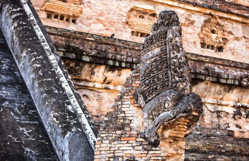 Phù điêu cổ kính Wat Chedi Luang.