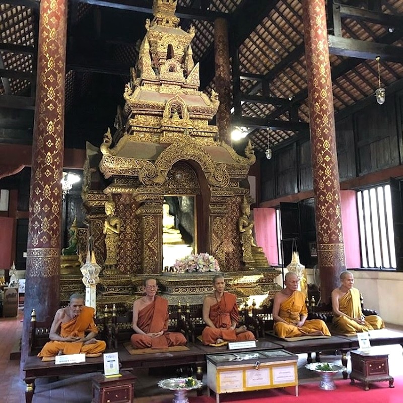 Tượng thiền sư sống động tại Wat Phra Singh.