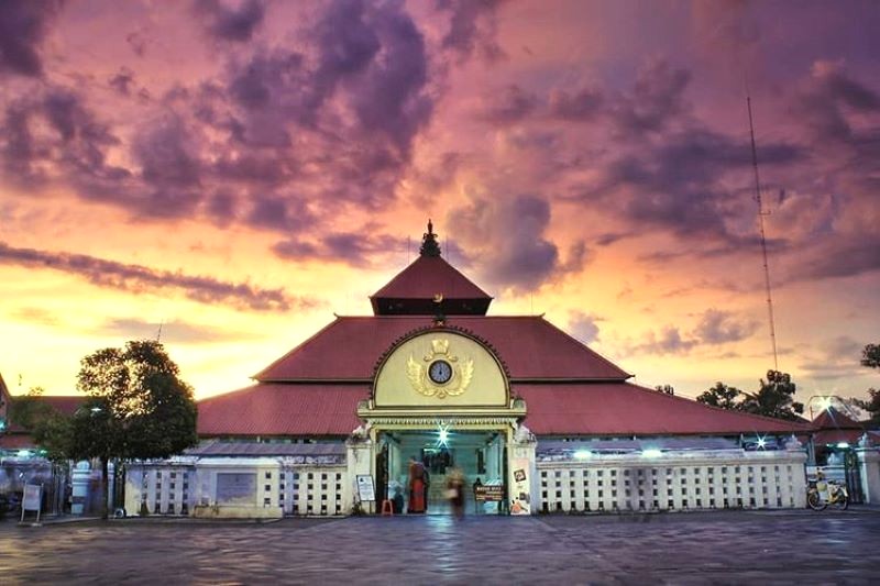 Masjid Agung: Nơi thanh bình giữa lòng thành phố sôi động.