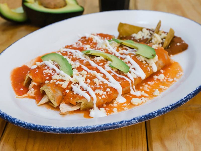 Enchilada là món ăn Mexico với nhân được cuộn trong bánh ngô, phủ sốt thơm ngon.