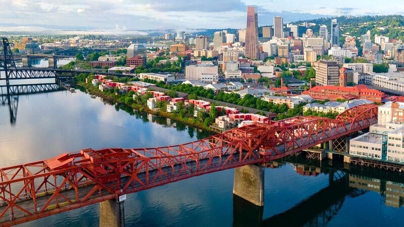 Du khách Mỹ đến Portland nên mua sắm miễn thuế.