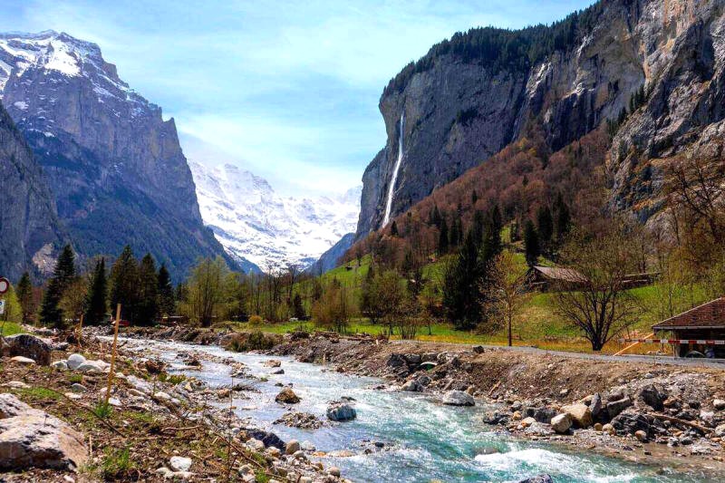 Làng Lauterbrunnen: Bờ sông đẹp, điểm check-in lý tưởng.