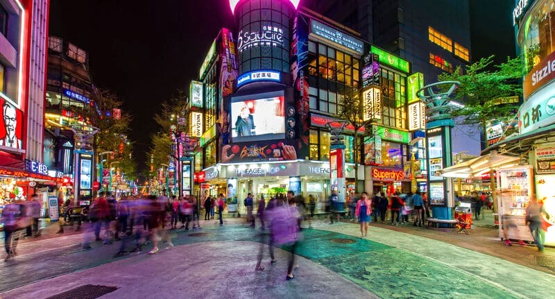 Dạo chơi Ximending về đêm, ngắm phố xá lung linh ánh đèn, trải nghiệm tuyệt vời!