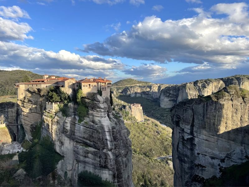 Meteora: Nơi tâm linh gặp gỡ nghệ thuật. (Ảnh: Luna Zhang)