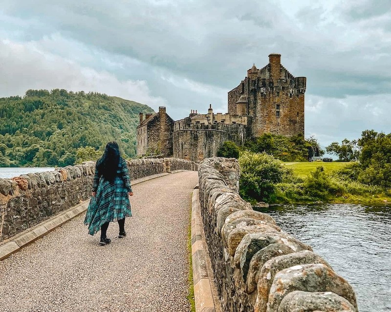 Cầu đá dẫn đến Lâu đài Eilean Donan.