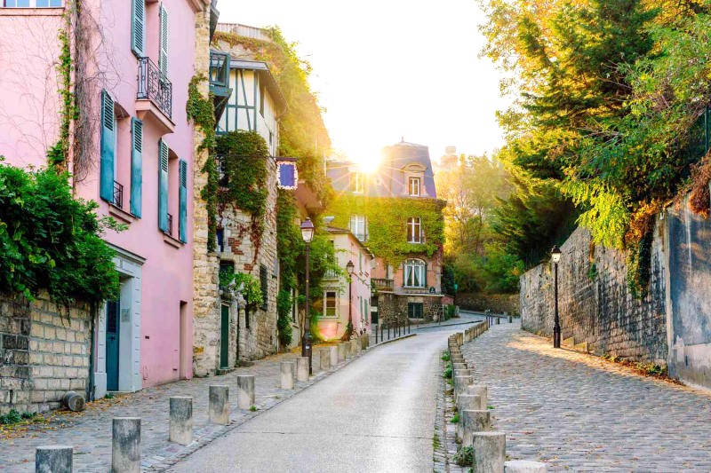 Dạo phố Montmartre: Thư giãn, lãng mạn.