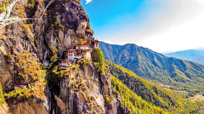 Bhutan, vương quốc Phật giáo Kim Cương thừa ẩn mình giữa dãy Himalaya hùng vĩ, nổi tiếng với những tu viện trên đỉnh đồi (Gompas) và lòng hiếu khách nồng hậu của người dân địa phương.