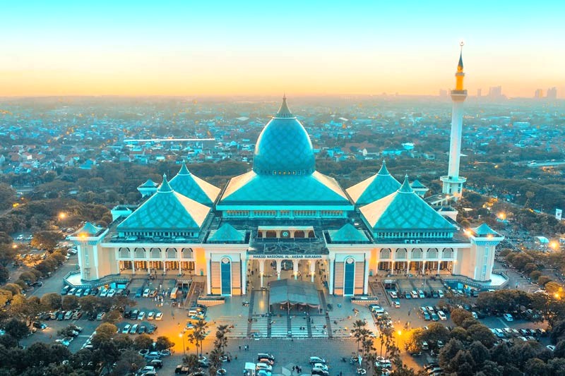 Masjid Al Akbar nổi tiếng với kiến trúc độc đáo.