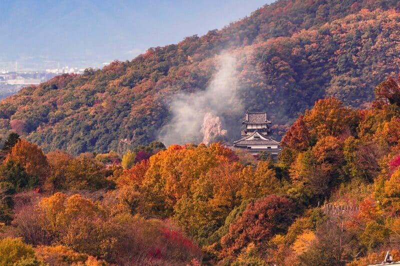 Lâu đài Inuyama, nổi tiếng với vẻ đẹp tráng lệ, là một trong những lâu đài cổ nhất Nhật Bản.