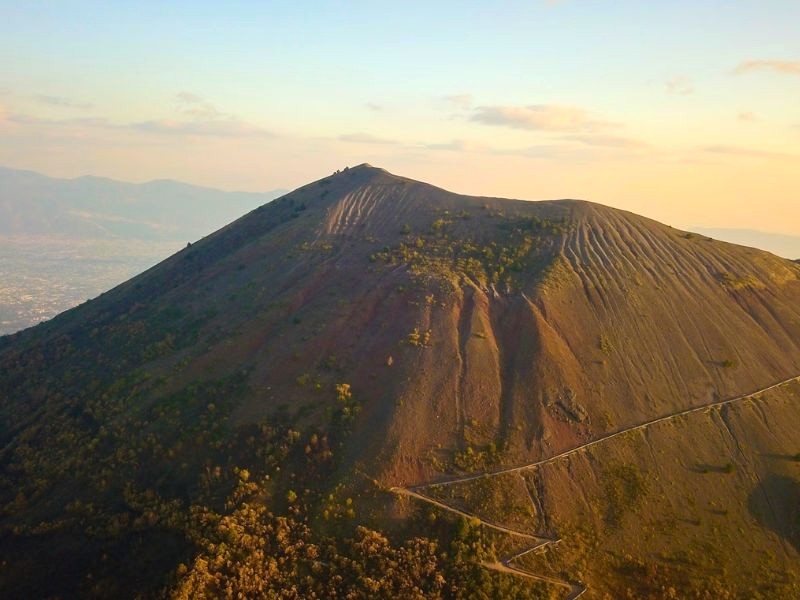 Núi lửa Vesuvius giờ đây có thể chinh phục bằng đường bộ. Ảnh: _M_V_