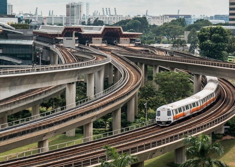 Lưu ý khi đi tàu điện MRT ở Singapore.