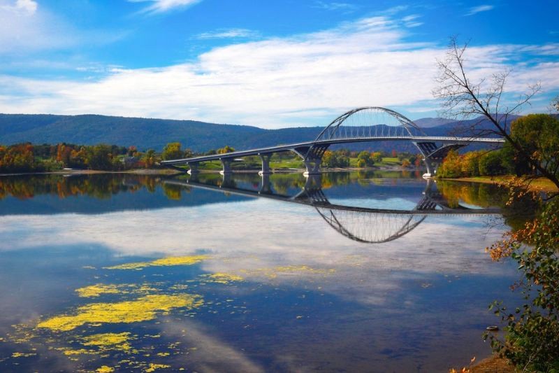 Hồ Champlain: Nước trong veo, nối liền New York và Vermont.