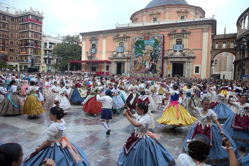 Diễu hành rộn ràng tô điểm thêm sắc màu lễ hội tại Plaza de la Virgen.