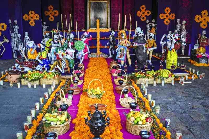 Trong nghi lễ Día de Muertos, người ta dựng bàn cúng trong nhà với đồ ăn, lễ vật và di vật của người thân đã khuất để tưởng nhớ họ.