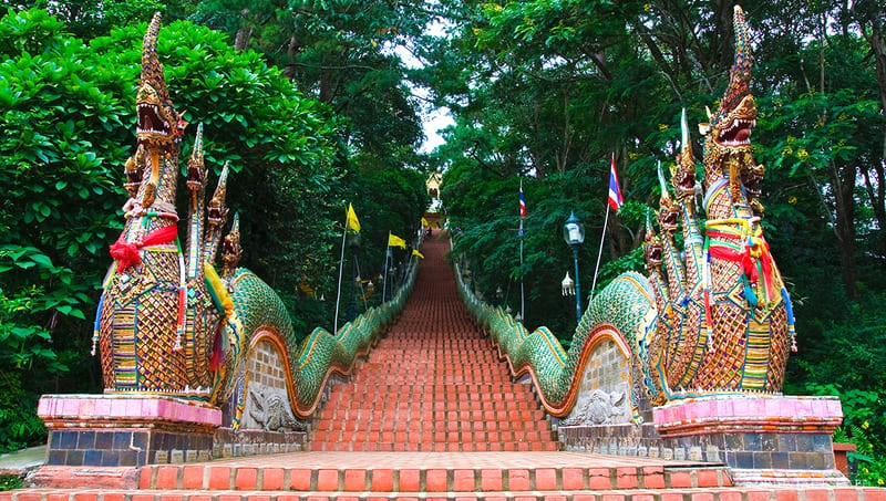 Con đường lên chùa Wat Phrathat Doi Suthep, với những đường nét Phật giáo đặc trưng, là điểm nhấn không thể bỏ qua trong hành trình tham quan.