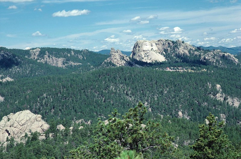 Rừng Black Hills với núi Rushmore hùng vĩ.