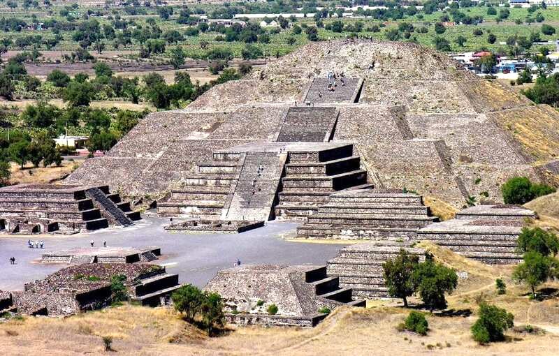 Kim tự tháp Mặt trăng ở Teotihuacán cao 43m, mô phỏng Cerro Gordo, là kim tự tháp lớn thứ hai tại đây. (Ảnh: Dennis Jarvis)