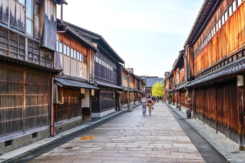 Higashi Chaya thu hút du khách bởi những quán trà, nhà hàng và các buổi biểu diễn geisha truyền thống.