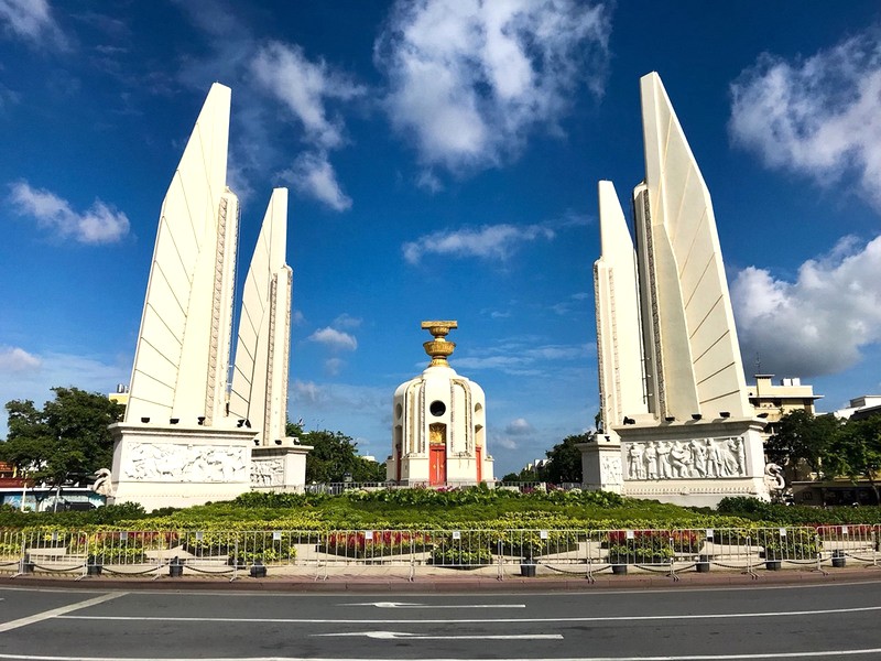 Tượng đài Dân chủ ở Bangkok có đôi cánh khổng lồ dài 24 mét, ôm trọn một tượng đài trung tâm.