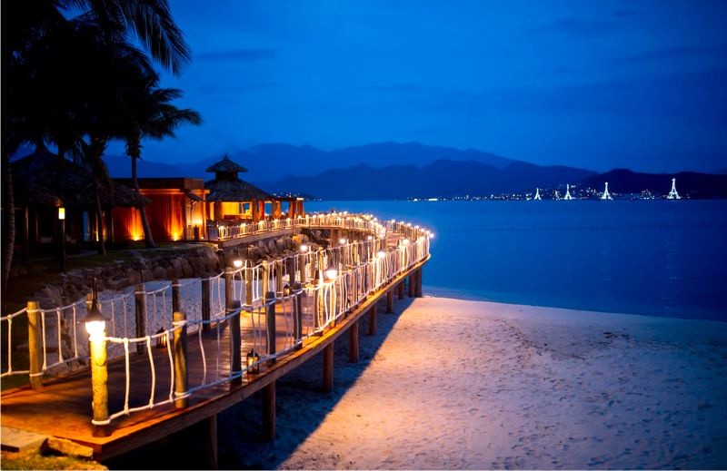 Ngắm hoàng hôn vịnh Nha Trang tại Wave Bar, không gian mở thoáng đãng.