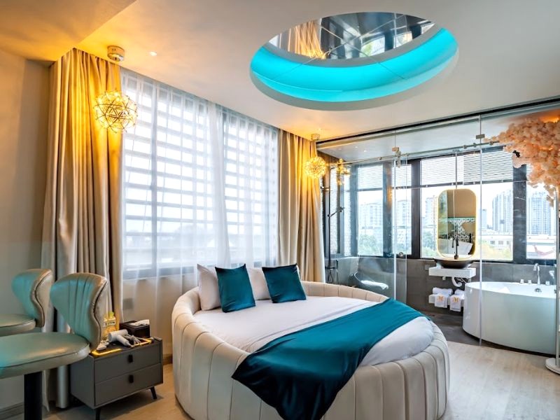 Phòng ngủ sang trọng, giá cả hợp lý tại Midas Hotel.