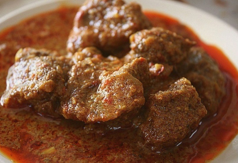 Rendang bò là sự hòa quyện hoàn hảo của thịt bò hầm mềm, nước cốt dừa béo ngậy, tạo nên hương vị đậm đà, khó cưỡng. Nước dùng sánh mịn, mùi thơm nồng nàn kích thích mọi giác quan.