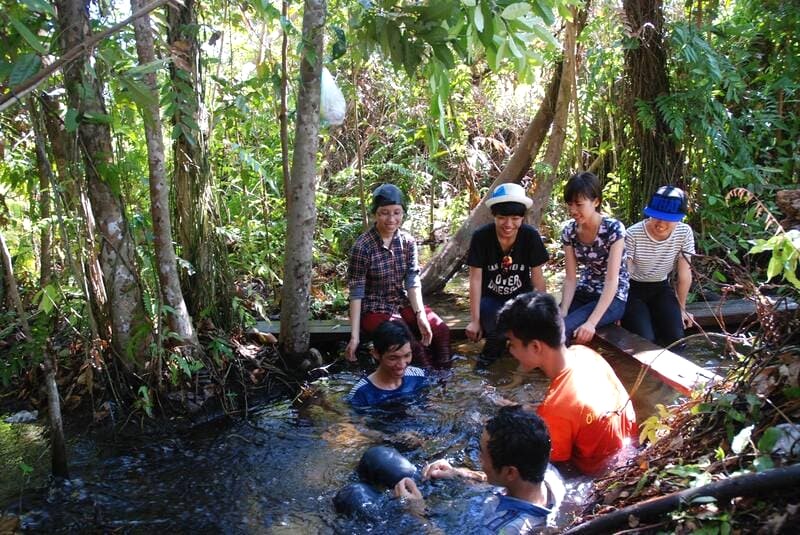 Bưng Thị: Suối nóng hoang sơ.