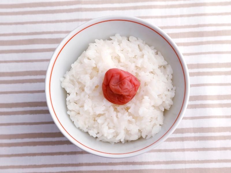 Umeboshi, món ăn kèm phổ biến với cơm trắng và cơm nắm của người Nhật.