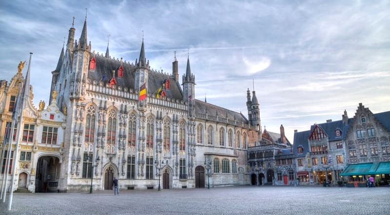 Quảng trường Burg, biểu tượng tráng lệ cho sự hiện đại của Bruges.