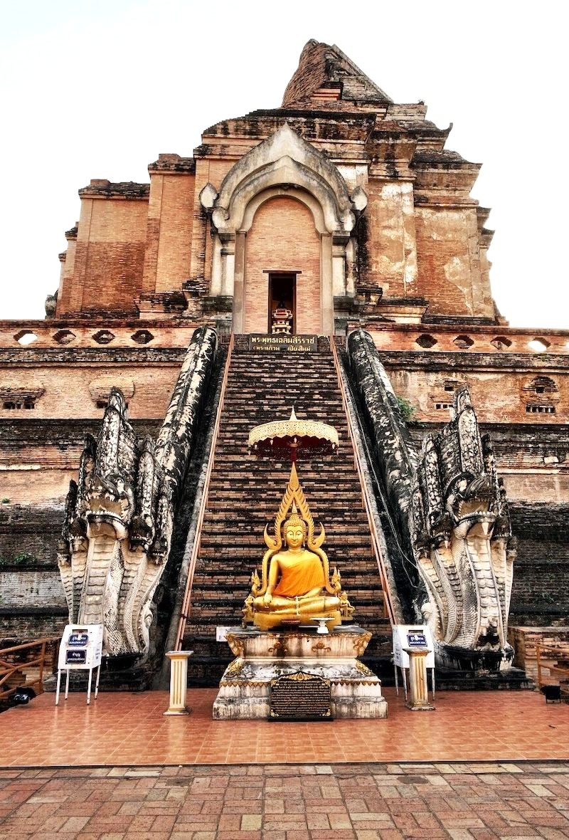 Tháp Lak Mueang, điểm nhấn của Wat Chedi Luang.