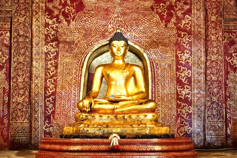 Tượng Phật Phra Buddha Singh, nguồn gốc Ấn Độ hoặc Sri Lanka, là trung tâm của chùa.