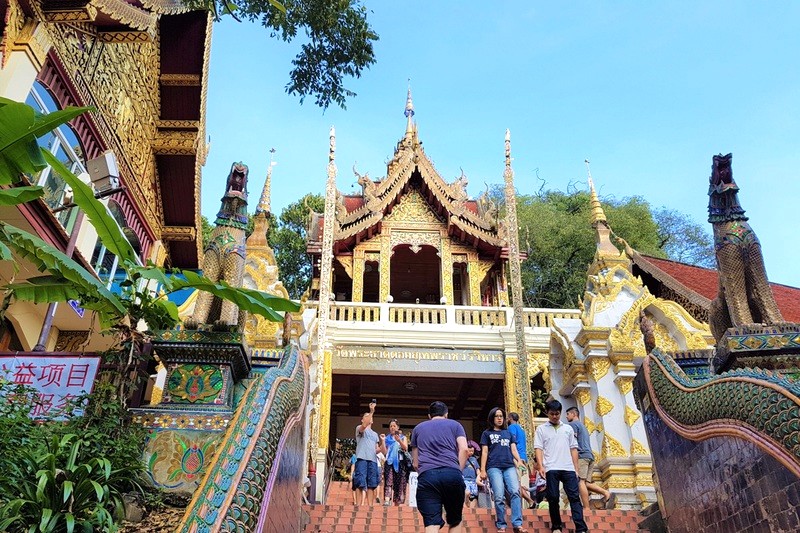 Trang phục lịch sự khi viếng thăm Wat Phra That Doi Suthep.