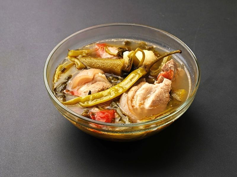 Sinigang là món canh chua đặc trưng của Philippines.