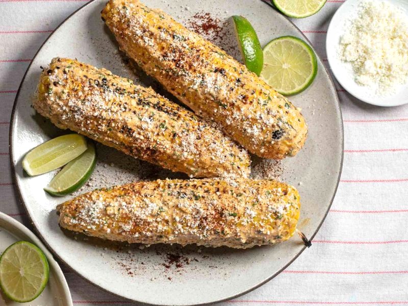 Elote là ngô nướng, phủ sốt mayonnaise.